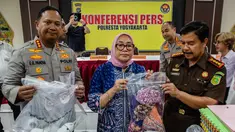 Menteri Pemberdayaan Perempuan dan Perlindungan Anak, Arifah Choiri Fauzi (tengah) memegang barang bukti terkait penyelidikan kasus pelecehan anak di salah satu pusat penitipan anak, Yogyakarta pada Senin 27 April 2026. (DEVI RAHMAN/AFP)