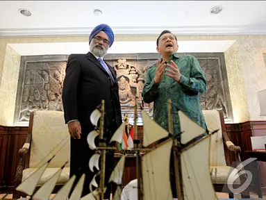 Ketua DPD RI Irman Gusman (kanan) menerima tamu dari Kedutaan besar India untuk Indonesia Gurjit Singh (kiri), Jakarta, Jum'at (24/10/2014) (Liputan6.com/Andrian M Tunay) 