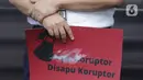 Penyidik KPK nonaktif, Novel Baswedan saat aksi bersama pegiat anti korupsi melakukan aksi di depan Gedung ACLC KPK Kuningan, Jakarta, Rabu (15/9/2021). Dalam aksinya mereka meminta Presiden Joko Widodo membatalkan pemecatan 57 pegawai KPK yang tidak lolos TWK. (Liputan6.com/Helmi Fithriansyah)