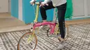 Selebgram Mega Iskanti memilih longsleeve top, jogger pants, dan hijab sport sebagai OOTD bersepedanya. [Foto: IG/megaiskanti].