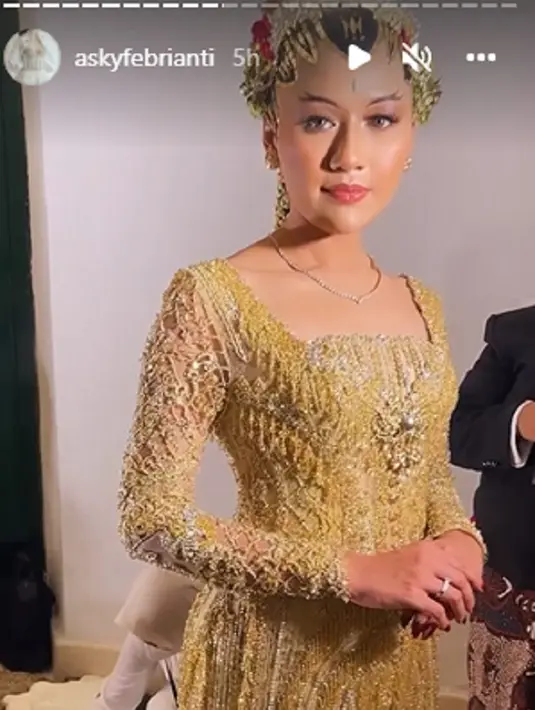 Acara akad dilanjutkan dengan prosesi Panggih Pengantin. Untuk prosesi ini, kedua mempelai memilih berganti busana. Melakukan beberapa ritual dalam Panggih Pengantin, prosesi hari ini ditutup dengan Sungkeman. Erina dan Kaesang memilih busana bernuansa kuning keemasan. Erina tampil dengan kebaya panjang yang menjuntai ke lantai rancangan Asky Febrianti. Kebaya ini memiliki garis leher yang lebih lebar daripada kebaya yang dikenakannya saat Akad Nikah. Mana tampilan favoritmu, Sahabat FIMELA? Foto: Instagram.