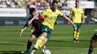 Bek Fortuna Sittard #2, Syb van Ottele (tengah), mengontrol bola selama pertandingan Eredivisie Belanda antara Fortuna Sittard dan Feyenoord di Stadion Fortuna Sittard di Sittard pada 12 April 2025. (Marcel van Hoorn /ANP/AFP)