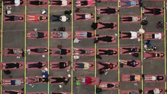 Selama dua puluh tahun terakhir, penyelenggara telah mengadakan acara yoga pada hari terpanjang dalam setahun, di salah satu persimpangan tersibuk di dunia, untuk mempromosikan kedamaian dan ketenangan. (AP Photo/Yuki Iwamura)