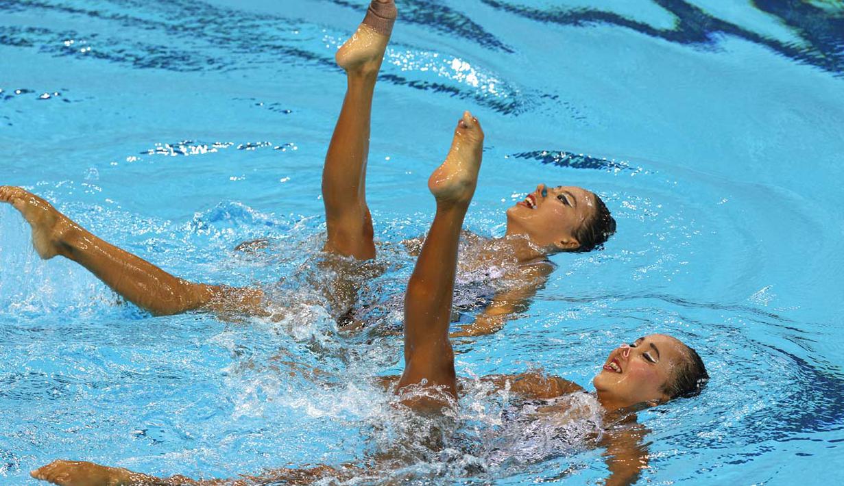 Perenang indah Indonesia, Adela Amanda Nirmala dan Claudia M. Suyanto, sedang beraksi di nomor Duet Technical Routine. (Bola.com/Arief Bagus) 