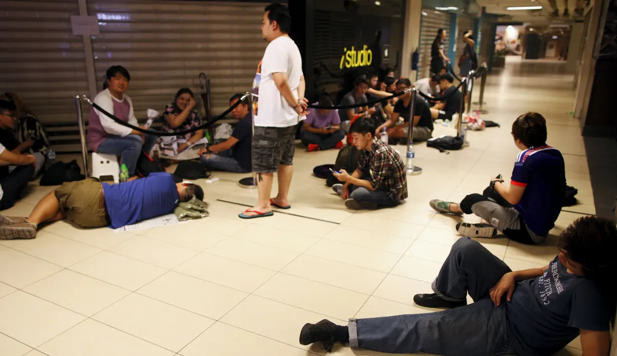 Pencinta Apple tertidur sebelum peluncuran iPhone Apple 6s dan 6s plus di sebuah mal, Singapura (25/9/2015). Penjualan perdana iPhone 6s dan 6s Plus akan digelar di berbagai negara dengan periode pre-order mulai 12 September 2015. (REUTERS/Edgar Su)