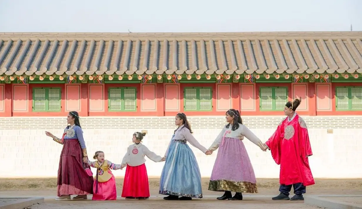 Saat berfoto menggunakan pakaian khas Korea, keluarga Andhika Pratama pun dianggap mirip dengan pemain drama bergenre kerajaan. Momen bahagia ini pun diunggah dalam media sosial keduanya.  (Liputan6.com/IG/@andhiiikapratama).
