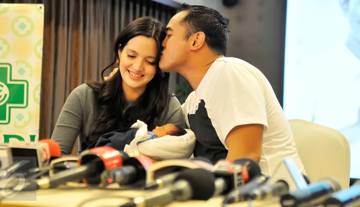 Nia Ramadhani dan Ardi Bakrie menggelar konferensi pers terkait kelahiran anak kedua mereka, Jakarta, Rabu (25/11/2015). Nia menjalani operasi caesar saat mengeluarkan bayi yang berjenis kelamin laki-laki itu.(Liputan6.com/Faisal R Syam)
