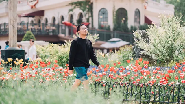 Gaya Liburan Joshua Suherman, Kece dan Modis