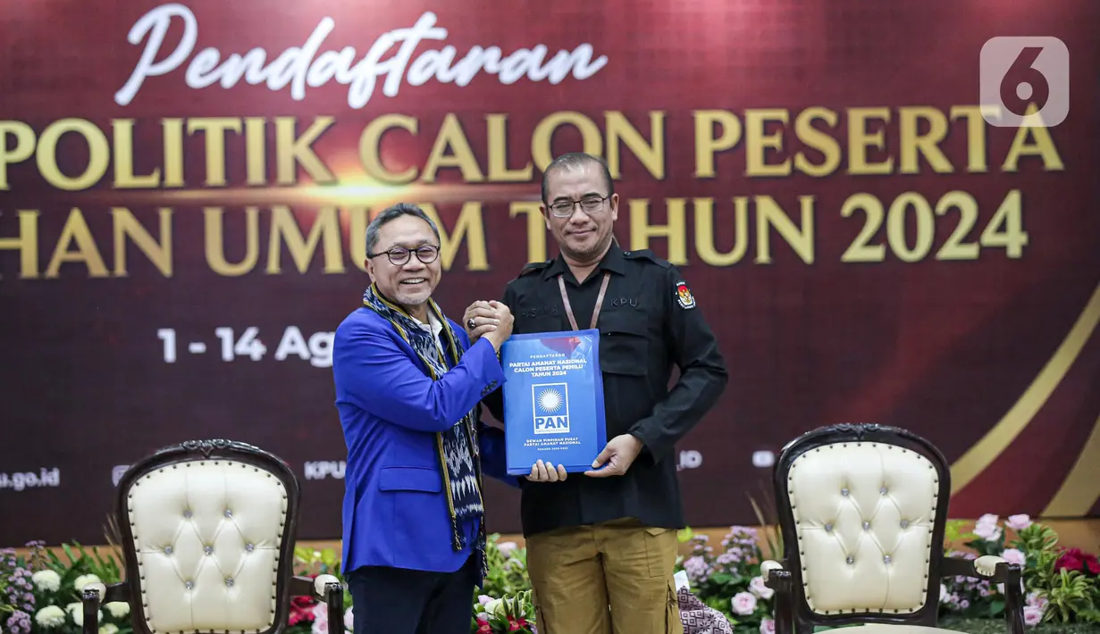 Ketua Komisi Pemilihan Umum (KPU) Hasyim Asy'ari (kanan) menerima berkas pendaftaran dari Ketua Umum Partai Amanat Nasional (PAN)Zulkifli Hasan saat Pendaftaran Partai Politik Calon Peserta Pemilu tahun 2024 di Gedung KPU, Jakarta, Rabu (10/8/2022). KPU menerima berkas dari 4 partai politik yang mendaftar sebagai calon peserta Pemilu 2024 di hari kesepuluh pendaftaran. (Liputan6.com/Faizal Fanani)