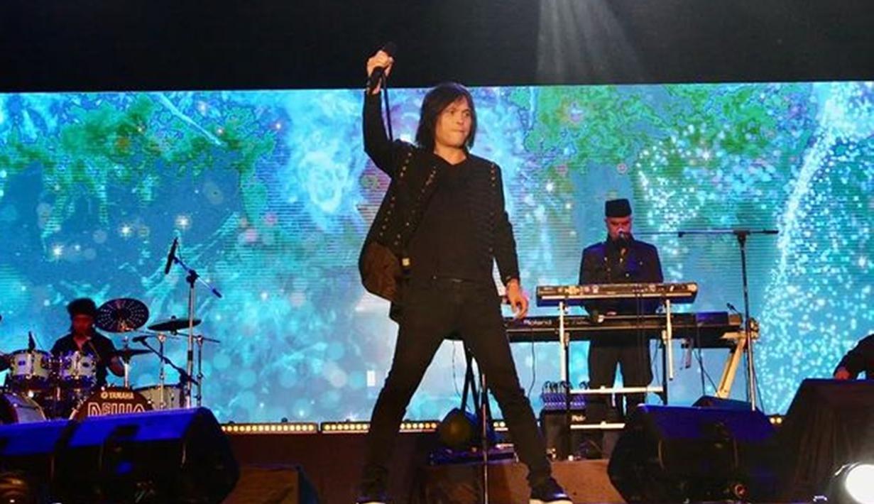 Melalui akun Instagram pribadinya, Once Mekel memang masih aktif manggung sebagai penyanyi solo ataupun bersama Dewa 19. Meski dirinya merupakan mantan vokalis Dewa 19, namun aksi panggungnya bersama band ternama tersebut masih sering dinantikan. (Liputan6.com/IG/@oncemekelofficial)