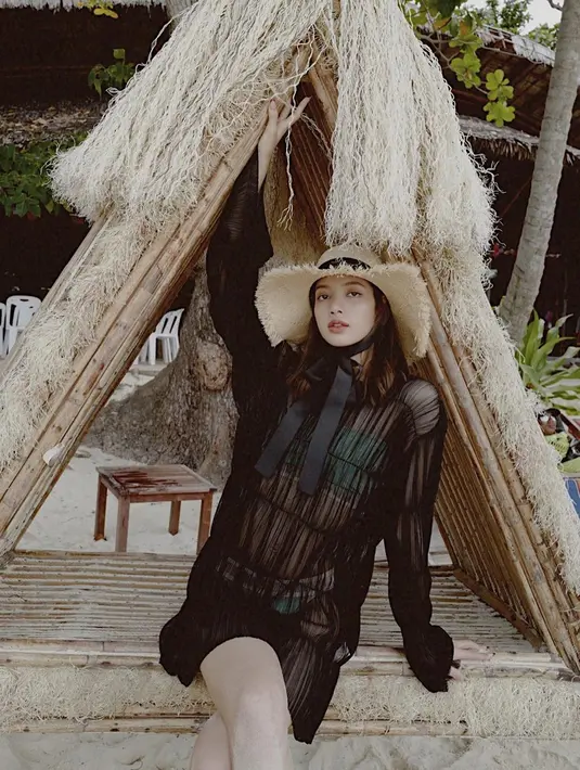 Menggunakan busana berwarna hitam yang dipadukan dengan topi pantai, gaya Lisa saat berlibur ini juga menarik perhatian publik. Pasalnya, ia tetap terlihat begitu stylish saat menikmati liburan di pinggir pantai. (Liputan6.com/IG/@lalalalisa_m)