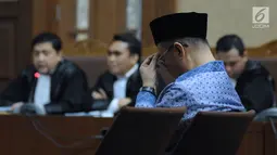 Terdakwa penerbitan SKL terhadap obligor BLBI, Syafruddin Arsyad Temenggung tertunduk saat mengikuti sidang lanjutan di Pengadilan Tipikor, Jakarta, Kamis (31/5). Sidang mendengar putusan sela majelis hakim. (Liputan6.com/Helmi Fithriansyah)