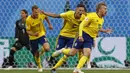 Para pemain Swedia merayakan gol yang dicetak Emil Forsberg ke gawang Swiss pada babak 16 besar Piala Dunia di Stadion St Petersburg, St Petersburg, Selasa (3/7/2018). Swedia menang 1-0 atas Swiss. (AP/Darko Bandic)