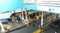 Sejumlah warga memilih berjalan di kolong jembatan dan melompati beton pembatas dari pada melintas di skybridge Tanah Abang. (Liputan6.com/ Ady Anugrahadi)