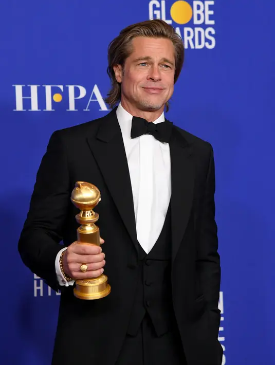Aktor Brad Pitt berpose saat menghadiri Golden Globes 2020 di Beverly Hills, California, Amerika Serikat, Minggu (5/1/2020). Brad Pitt terpilih sebagai aktor pendukung terbaik di Golden Globes 2020 lewat perannya dalam film 'Once Upon a Time in Hollywood'. (Kevin Winter/Getty Images/AFP)