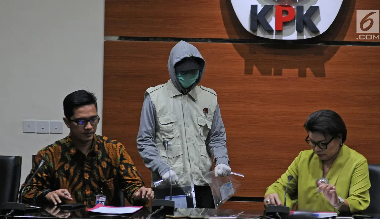 Wakil Ketua KPK Basaria Panjaitan (kanan) menunjukkan barang bukti terkait OTT Kendari di Gedung KPK, Jakarta, Kamis (1/3). Wali Kota Kendari Adriatma Dwi Putra dan cagub Sultra Asrun merupakan anak dan bapak. (Liputan6.com/Herman Zakharia)