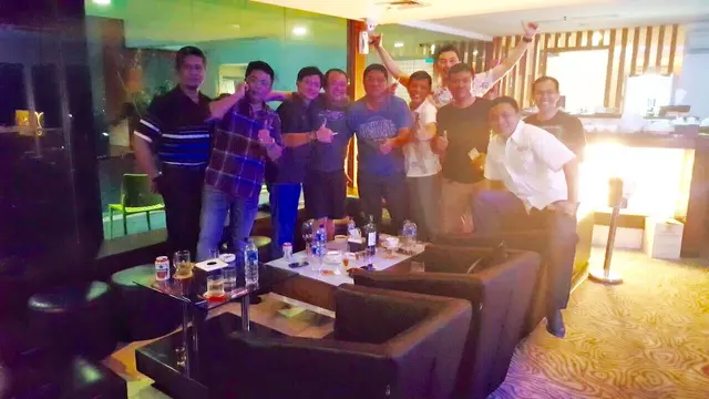 Pejabat Polda Riau Foto Bareng Direktur Terduga Pembakar Lahan 