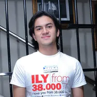 Berbeda dengan tahun sebelumnya. Tahun ini bintang film 'ILY From 38.000 FT', Rizky Nazar lebih banyak buka bersama bareng keluarganya. Puasa kali ini, Rizky ingin lebih khusu' menjalani ibadah. (Andy Masela/Bintang.com)