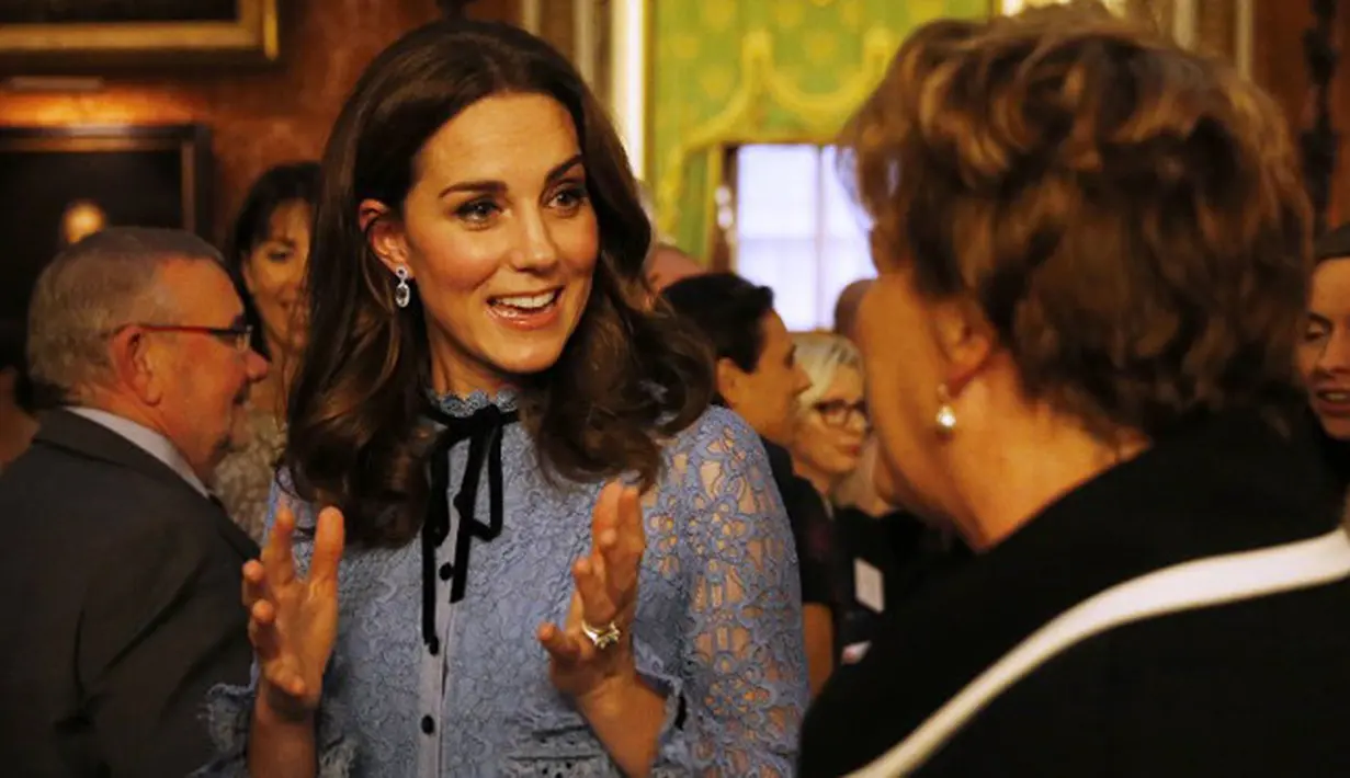 Setelah kabar soal kehamilannya beredar, Kate akhirnya kembali muncul untuk yang pertama kalinya. Selasa, 10 Oktober 2017, Kate mengahadiri sebuah resepsi di  Istana Buckingham, acara memperingati Hari Kesehatan Mental Dunia. (AFP/Heathcliff O'Malley)