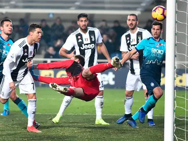 Striker Juventus, Cristiano Ronaldo mencetak gol ke gawang Atalanta pada laga Serie A di Stadion Atleti Azzurri, Bergamo, Rabu (26/12). Ronaldo menyelamatkan Juventus dari kekalahan dalam laga yang berakhir dengan skor 2-2. (Paolo Magni/ANSA via AP)