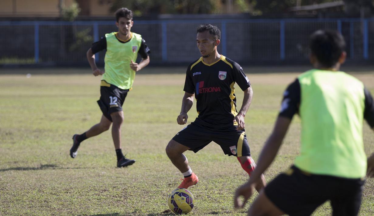 Pemain Mitra Kukar, Airlangga Sucipto menggiring bola saat latihan jelang laga Piala Presiden melawan Bali United di Lapangan Samudra Kuta, Bali, Selasa (9/1/2015). (Bola.com/Vitalis Yogi Trisna)