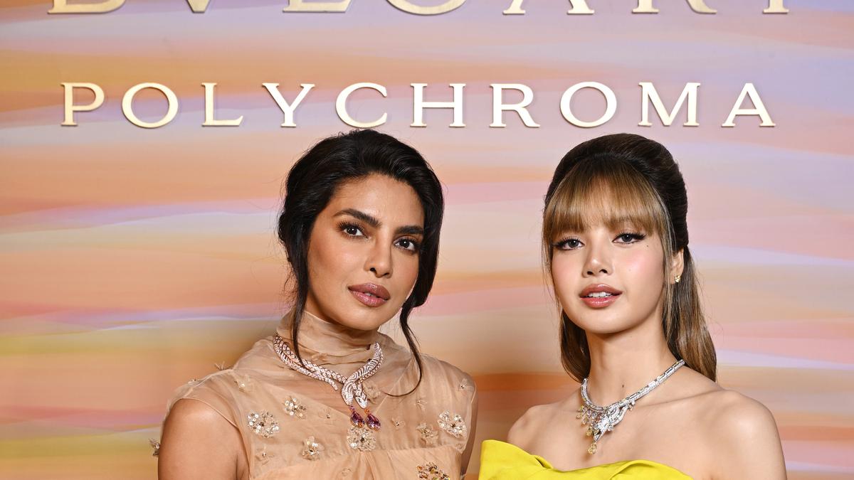 Momen Akrab Priyanka Chopra dan Lisa BLACKPINK Bertukar Posisi Foto Demi Angle Terbaik di Acara Bvlgari