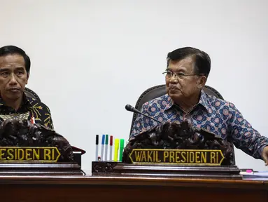 Presiden Joko Widodo (Jokowi) didampingi Wakil Presiden (Wapres) Jusuf Kalla memimpin Sidang Paripurna Dewan Energi Nasional (DEN) di Kantor Presiden, Kompleks Istana Kepresidenan, Jakarta, Kamis (5/1). (Liputan6.com/Faizal Fanani)