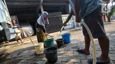 Warga mengisi air bersih yang dibagikan oleh PMI Kabupaten Tangerang di Perum Teras Citra Cukanggalih, Kabupaten Tangerang, Banten, Rabu (6/9/2023). (Liputan6.com/Angga Yuniar)