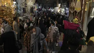 Orang-orang berbelanja di bazaar bersejarah tua Teheran, Iran, Minggu (26/2/2023). Anjloknya mata uang Rial menimbulkan terjadinya antrean panjang warga di kantor-kantor valuta asing yang berupaya mendapatkan mata uang dolar yang semakin langka. (AP Photo/Vahid Salemi)