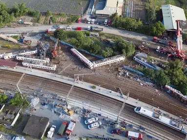 Pemandangan kereta api Puyuma Express yang tergelincir di daerah Yilan, Taiwan, Senin (22/10). Kereta penumpang tersebut dilaporkan tergelincir pada Minggu 21 Oktober 2018. (Daniel Shih/AFP)