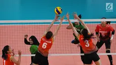 Pemain voli putri Vietnam berusaha memblok bola saat bertanding melawan Indonesia pada pertandingan babak semifinal peringkat 5-8 voli putri Asian Games 2018 di Tennis Indoor Senayan, Jakarta, Jumat (31/8). Indonesia kalah 1-3. (Merdeka.com/Imam Buhori)