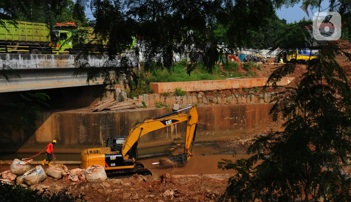 Proyek sodetan Kali Ciliwung-Kanal Banjir Timur terus dikerjakan untuk pelebaran aliran untuk mengantisipasi banjir Ibu Kota. (merdeka.com/imam buhori)