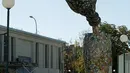 Patung 'Bottle and glass' setinggi lima meter terlihat dipajang di Niksic, Montenegro, Senin (31/10). Patung karya seniman Nikola Simanic dan Marko Petrovic Njegos itu terbuat dari ribuan kaleng bir. (REUTERS / Stevo Vasiljevic)