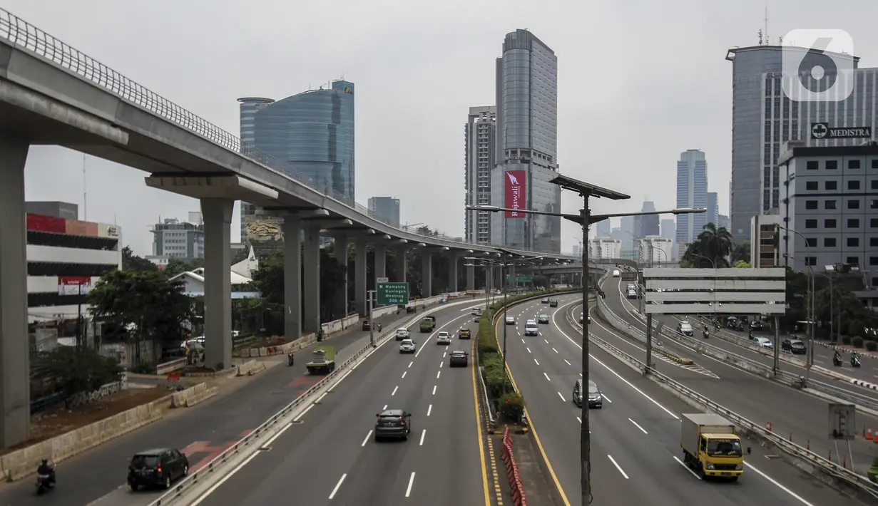 Suasana lalu lintas yang terlihat ramai lancar di Jalan Gatot Subroto, Jakarta, Senin (14/9/2020). Pemprov DKI Jakarta menerapkan PSBB Ketat mulai 14 September 2020 dengan menutup sementara lima pusat kegiatan di antaranya sekolah, pariwisata, dan sarana olahraga. (Liputan6.com/Johan Tallo)