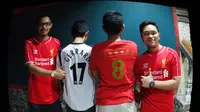GERRARD - Suporter Liverpool di Indonesia, Big Reds memakai jersey bertuliskan Gerrard di laga terakhir Steven Gerrard bersama Liverpool di Stadion Anfield. (Bola.com/Tengku Sufiyanto)