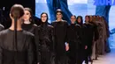 ZUHAT, sebuah label mode dari Dagestan, wilayah Muslim di Rusia, turut mempersembahkan koleksi gaun maxi dan rok panjang. Koleksi ini menampilkan skema warna monokromatik yang mencerminkan nilai-nilai modest fashion yang khas di wilayah tersebut. (Foto: Dokumen/Moscow Fashion Week)