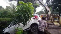 Mobil Masuk Parit di Medan. (Liputan6.com/Reza Efendi)