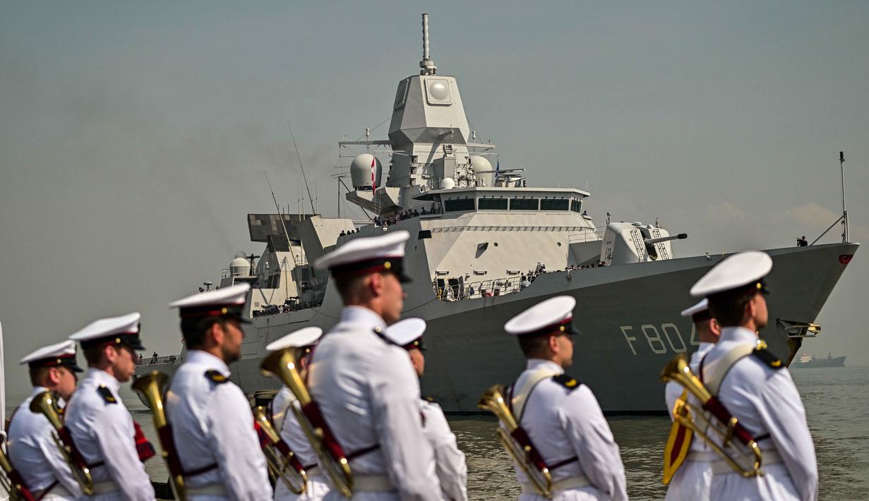 Para anggota Orkestra Marinir Belanda bersiap menyambut kedatangan kapal perang HNLMS De Ruyter di pelabuhan Tanjung Perak, Surabaya, Jawa Timur pada Kamis 14 Mei 2026. (JUNI KRISWANTO/AFP)