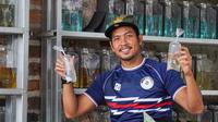 Kegiatan memelihara ikan cupang dilakukan Jajang Maulana bersama sang istri untuk mengisi jeda waktu Shopee Liga 1 2020. (dok Bhayangkara FC)