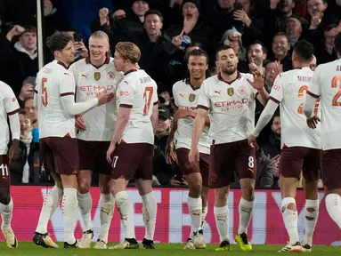 Pemain Manchester City, Erling Haaland (ketiga dari kiri) merayakan dengan rekan setimnya setelah mencetak gol kelima timnya selama pertandingan sepak bola babak ke-5 Piala FA melawan Luton Town di Stadion Kenilworth Road, Luton, Inggris, Selasa, 27 Februari 2024. (AP Photo/Alastair Grant)