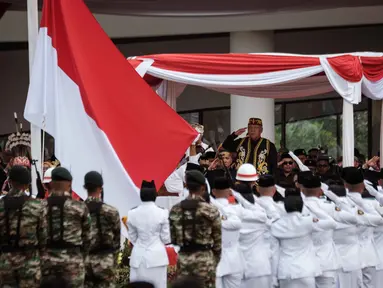 Kepala Otoritas Ibu Kota Nusantara, Basuki Hadimuljono saat memimpin upacara pengibaran bendera nasional selama upacara peringatan HUT ke-80 Kemerdekaan Indonesia di Plaza Upacara di Ibu Kota Nusantara, Kalimantan Timur, pada 17 Agustus 2025. (Yasuyoshi CHIBA/AFP)