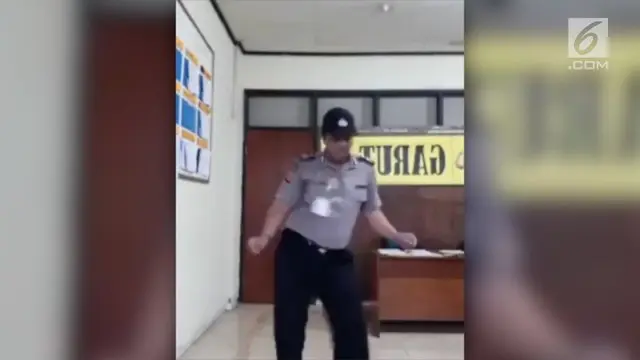 Seorang polisi membuat video dirinya menari ala Michael Jackson.