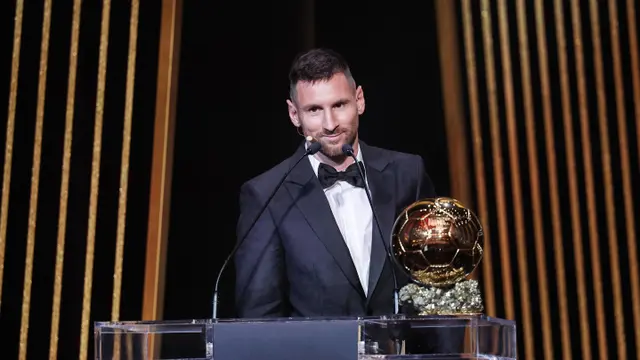 Foto: Ditemani Anak-anaknya, Lionel Messi Angkat Trofi Penghargaan Ballon d'Or ke-8