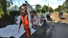 Petugas Bawaslu melakukan pencopotan alat peraga kampanye (APK) Pemilu 2019 di kawasan Lebak Bulus, Jakarta Selatan, Minggu (14/4). Pencoptan yang melibatkan tenaga PPSU ini sebagai tindak lanjut masa tenang Pemilu 2019 hingga hari pencoblosan 17 April mendatang. (merdeka.com/Arie Basuki)