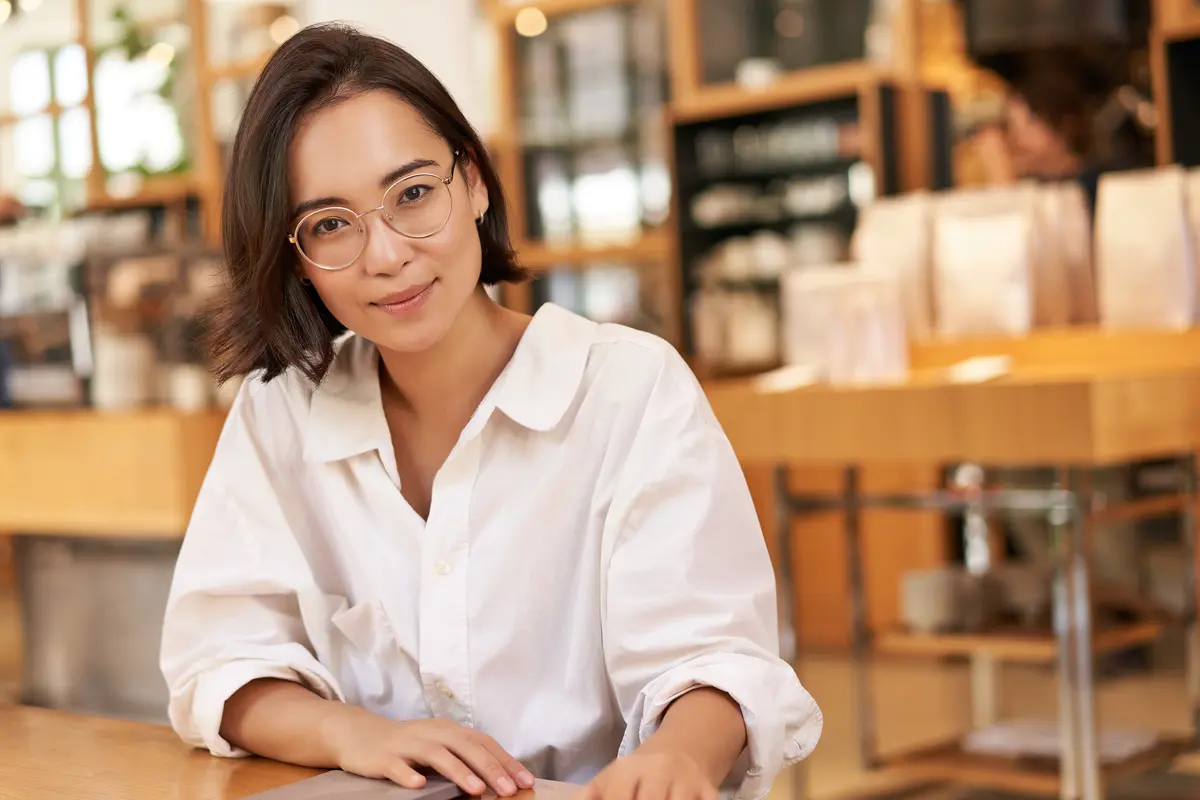 wanita agustus kacamata