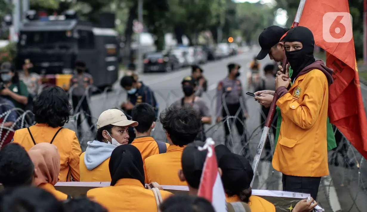 Massa yang tergabung dalam BEM Nusantara menggelar aksi di kawasan Patung Kuda, Jakarta, Kamis (1/9/2022). Dalam aksinya mereka menolak naiknya harga BBM yang dinilai merugikan rakyat kecil. (Liputan6.com/Faizal Fanani)