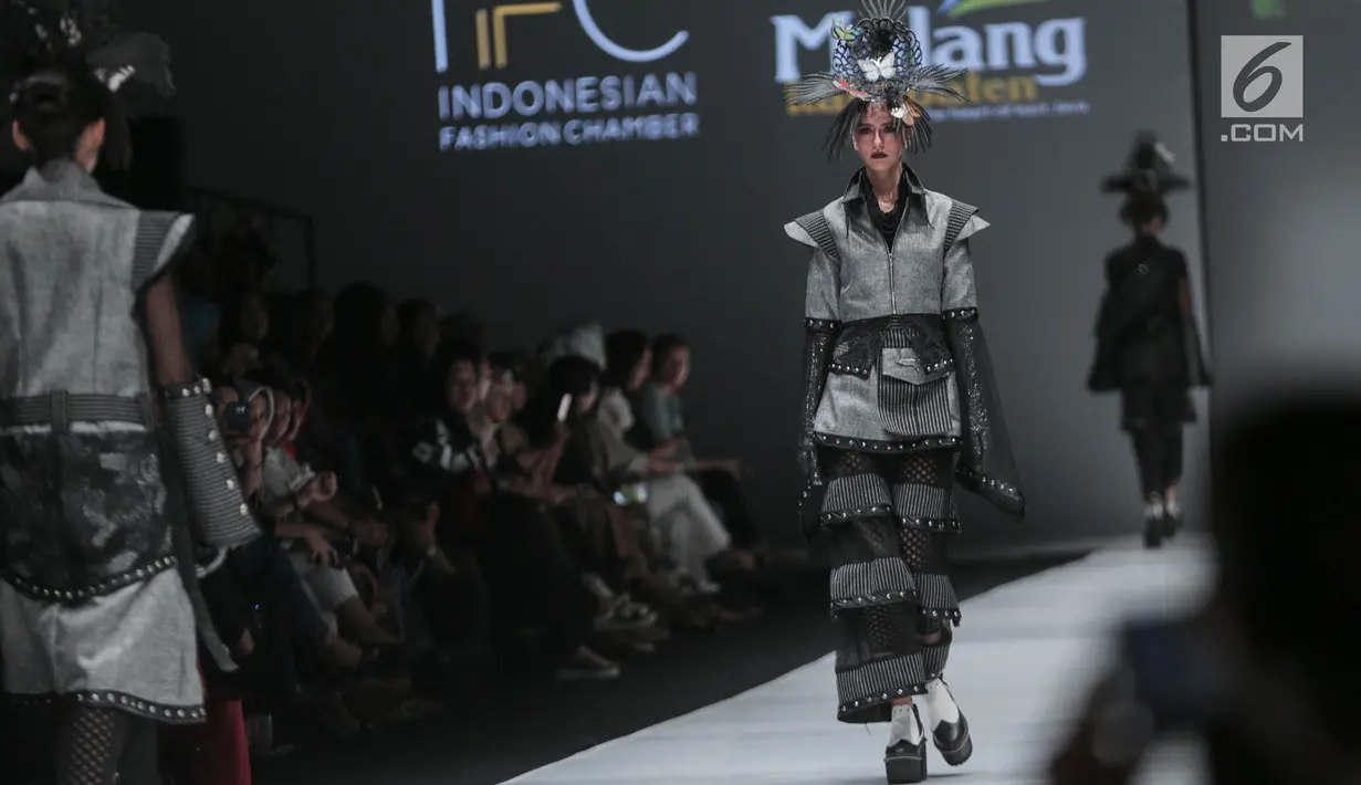 Model membawakan busana rancangan Agus Sunandar pada ajang Jakarta Fashion Week 2018 di Senayan City, Jakarta, Selasa (24/10). Busana yang berjudul Prhau itu menampilkan semangat juang nelayan Pantai Selatan Kabupaten Malang (Liputan6.com/Faizal fanani)