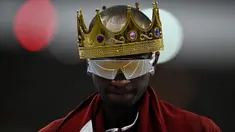 Atlet lompat tinggi Qatar, Mutaz Barshim mengenakan mahkota saat merayakan keberhasilannya menyabet medali perunggu Olimpiade Paris 2024 di Stade de France, Paris, Prancis, Sabtu (10/08/2024) waktu setempat. Ia melakuakan lompatan setinggi 2,34 meter. (AFP/Ben Stansall)