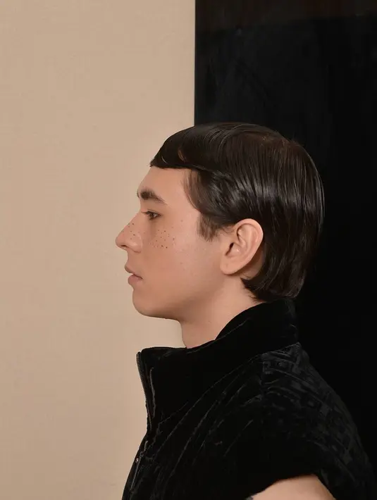 Ia juga pernah tampil chic dengan rambut coklat bergaya wet look. Meski sedikit panjang dibagian belakang, pesona Jerome Kurnia justru semakin dipuji. (Liputan6.com/IG/@jerompret)