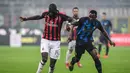 Aksi Tiemoue Bakayoko melewati Asamoah pada laga lanjutan Serie A yang berlangsung di Stadion San Siro, Milan, Senin (18/3). Inter Milan menang 3-2 atas AC Milan. (AFP/Miguel Medina)